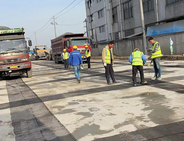 灵石老材料的新故事：玻璃纤维土工格栅如何在‘白改黑’浪潮中重获新生？